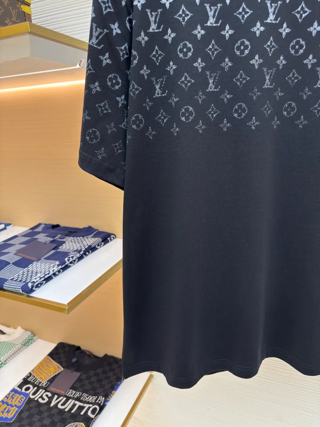 LOUIS VUITTON Gradient presbyopic T-shirt ●Authentic product: Purchased and developed by 8450 ●Item number: 1680207-A10 ●Fabric: refined sulfur cotton fabric ●Technology: printing production ●Version: fitted version ●Weight: about 305 grams ●Size: XS-S-M-L ●Description: The fabric is made of 32s double-ply combed cotton compact siro-spun yarn, matched with 1*1 flat knitted cotton thread. The entire garment's front and rear panels, left and right sleeves, are printed with Kornit white ink digital direct injection. The first draft is made based on the Y-plate scanned pattern, and the clarity of the first draft is corrected by hand to ensure that the printed flower pieces have a gradient and orderly visual effect. The overall wiring is straight and delicate, the fabric is comfortable and soft, and the color is consistent without color difference. It can be matched with the same style to create a fashionable look and control various occasions. Customized accessories, complete with three standards, same style for men and women!
